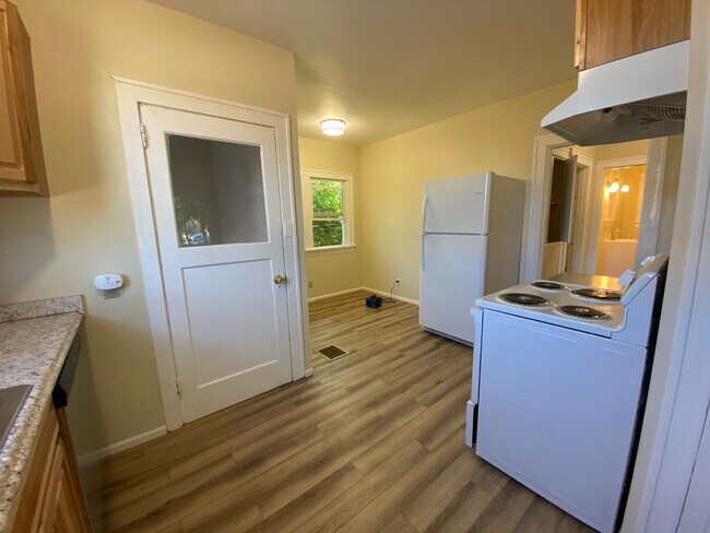 Building Photo - Adorable Recently Updated 2 Bedroom Home i...