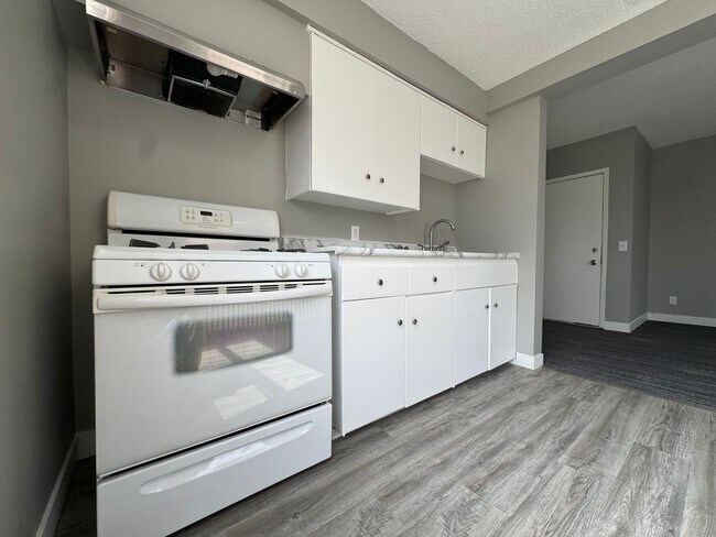Foto del edificio - 1727 Reaney Ave E