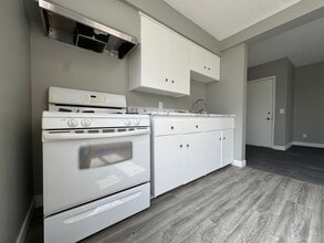 Building Photo - 1727 Reaney Ave E