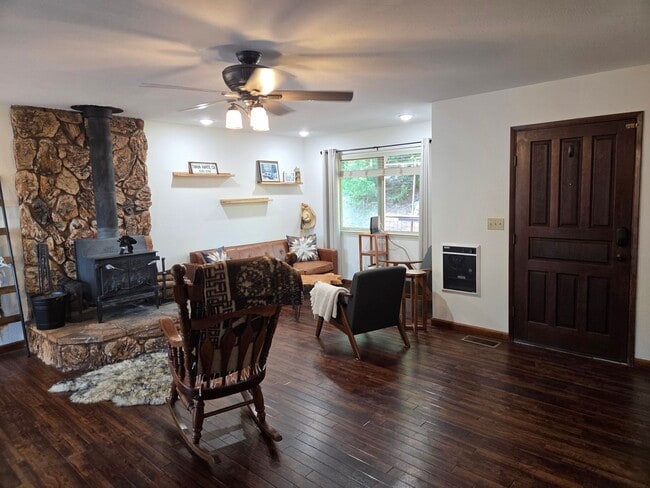 Building Photo - Spacious 3 Bedroom, 2 Bath Home with Bonus...