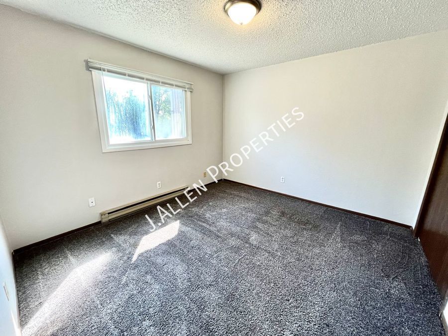 Building Photo - Spacious 2 bed