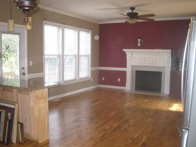 Foto del edificio - 3205 Sedgefield Pines Ln