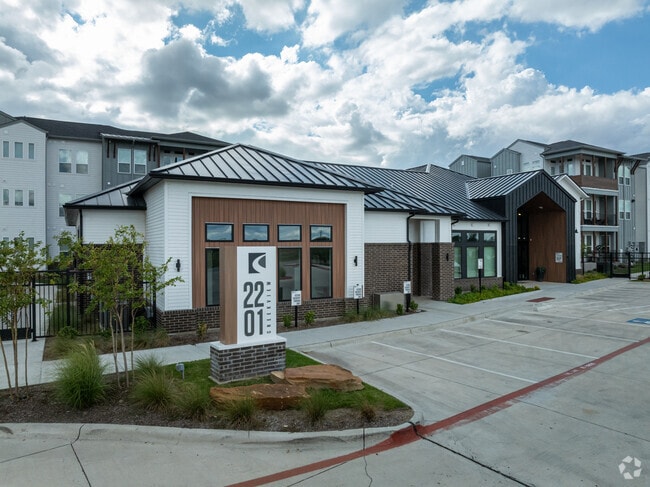 Building Photo - 2201 Creekview