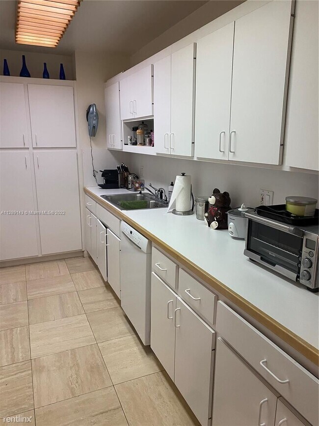 Foto del edificio - 2 br, 2 bath Condo - 9801 Collins Ave Apt 16W
