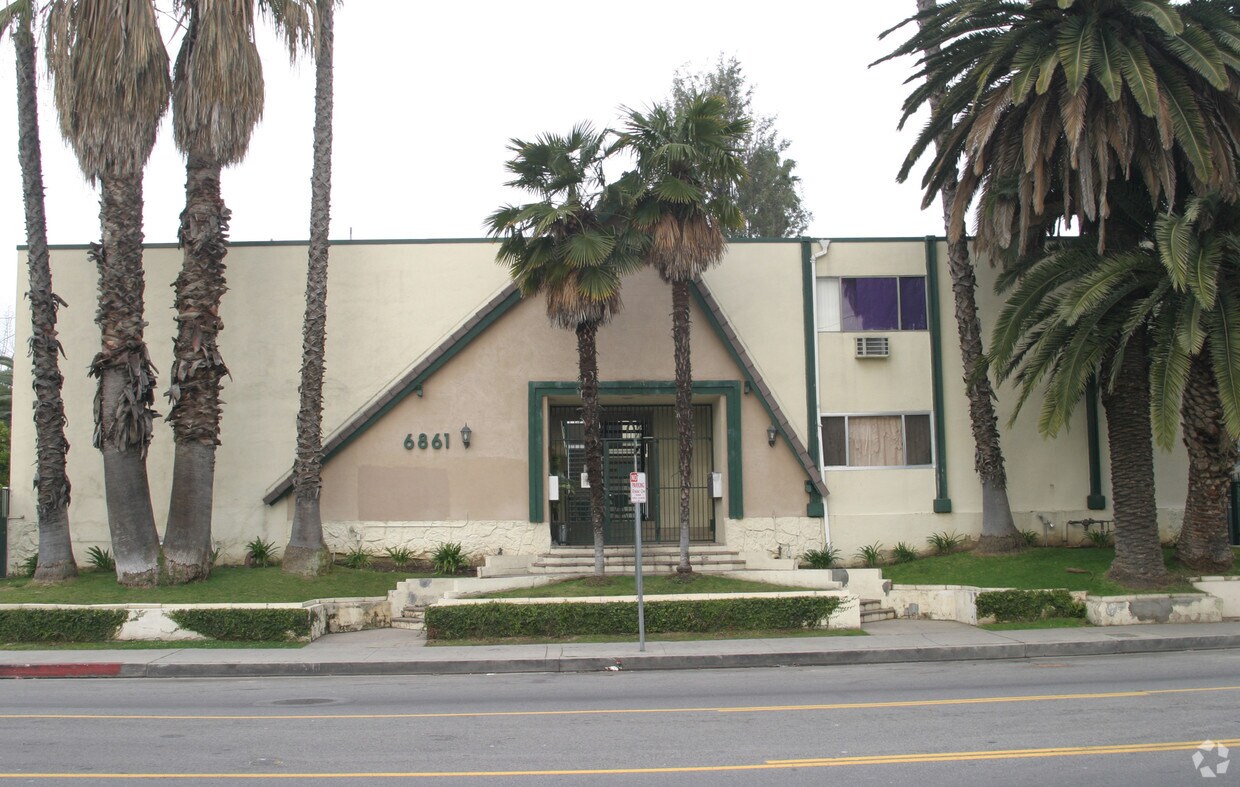 Building Photo - 6861 Hazeltine Ave