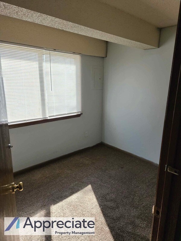 Building Photo - 2637 Delavan Ave