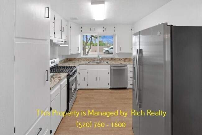 Building Photo - Gorgeous Spacious 4 Bedroom Home with a Ma...