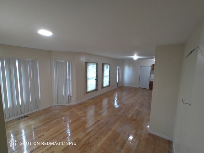 Foto del edificio - 105 Easton Ave