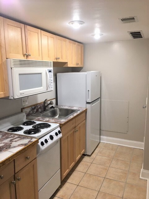Fully equip kitchen - 5819 5th Ave