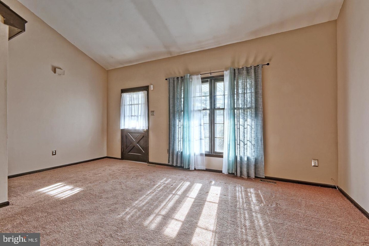Foto principal - 40 Willow Grove Rd
