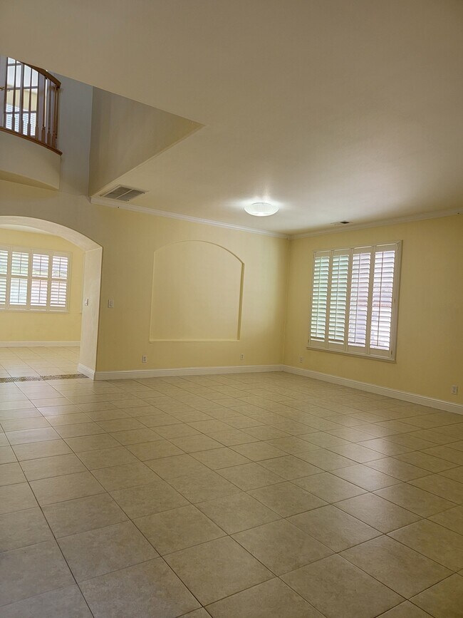 Building Photo - 382 Tennis Ct