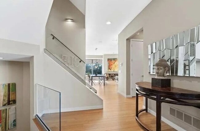 Building Photo - Gorgeous Luxury Townhome