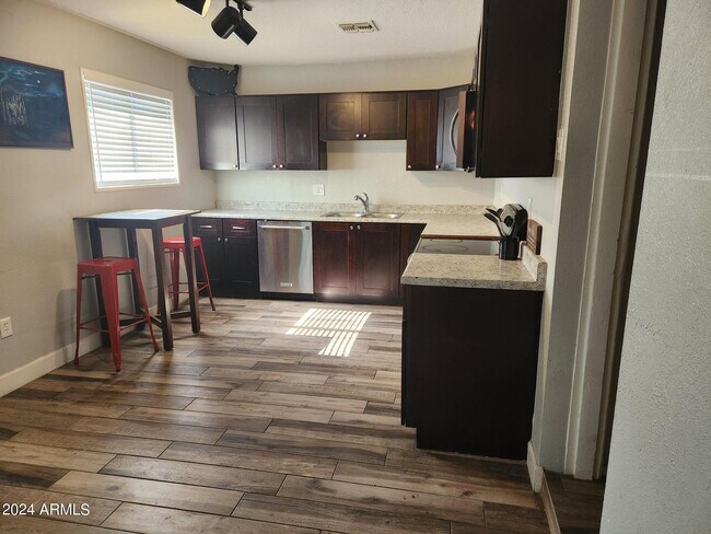 Foto del edificio - 3327 E Camelback Rd
