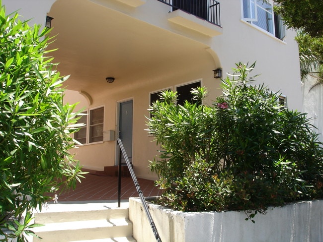 Exterior View - Front Entrance - 2425 3rd St