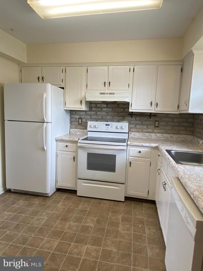 Building Photo - 1034C Margate Ct