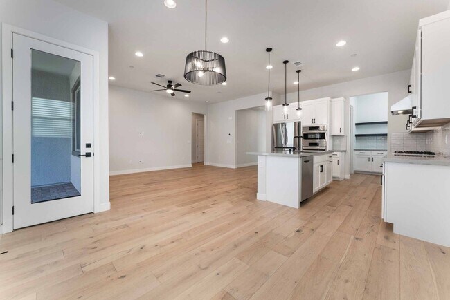 Building Photo - Sophisticated Single-Level Retreat!