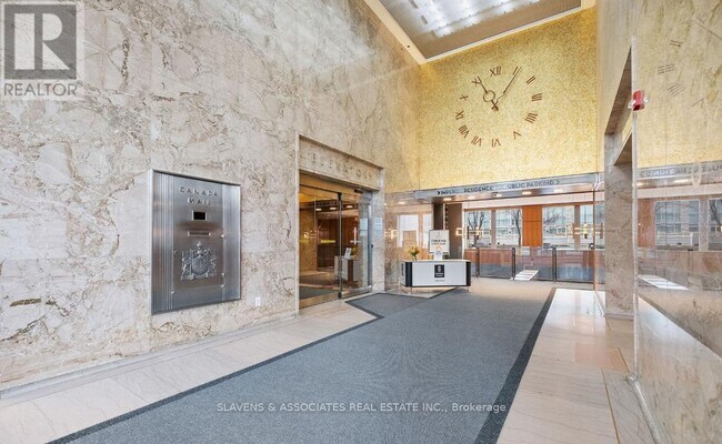 Photo du bâtiment - 111 St Clair Ave W