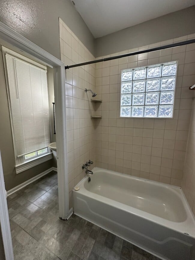 Foto del edificio - 126 E College St