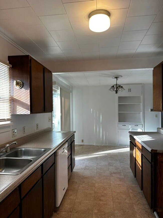 Building Photo - Cute home in the Suburbs