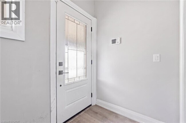 Photo du bâtiment - 106 Barnesdale Ave N