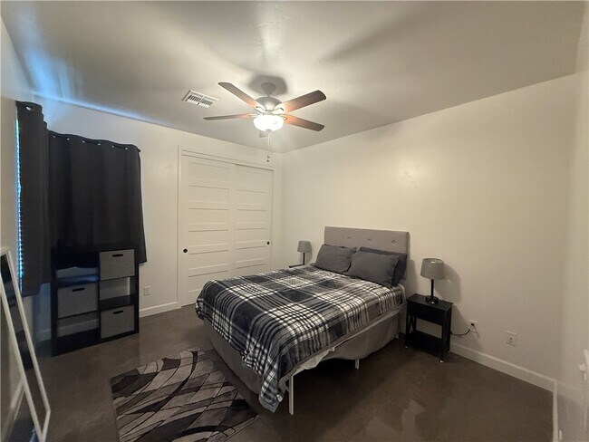 Foto del edificio - 3561 N Burbank St