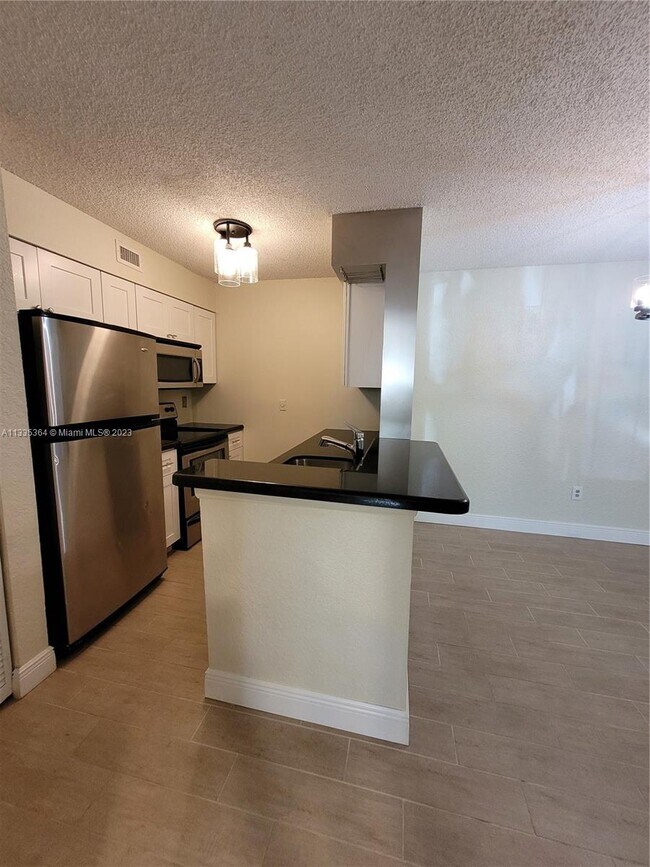 Foto del edificio - 2861 N Oakland Forest Dr