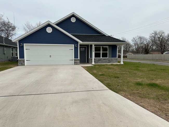 Foto del edificio - New build, 3 bed/2 bath, stainless steel appliances, two car garage, fenced in back yard!!!!