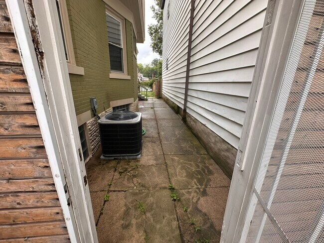 Building Photo - 484 Crestline Ave