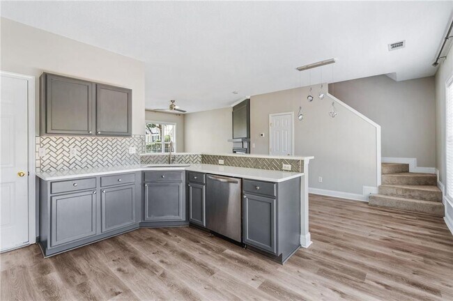 Foto del edificio - 1681 Heyford Cir NW