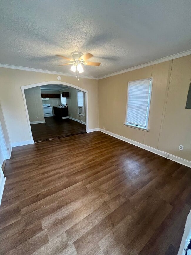 Building Photo - 3 Bed/1 Bath Home