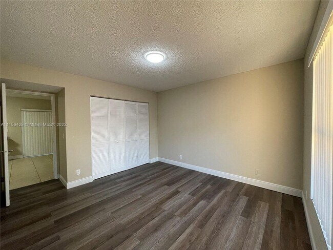 Foto del edificio - 1484 Lake Crystal Dr