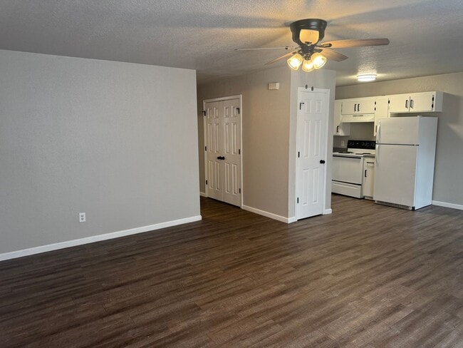 Building Photo - 323 S 12th St