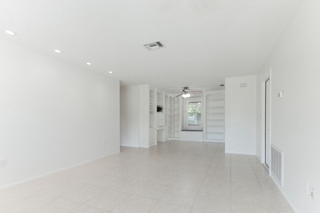 Building Photo - 6520 Meadowbrook Ln