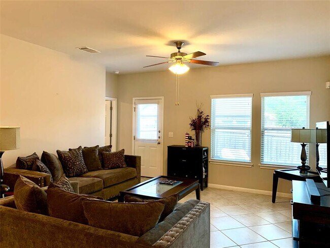 Foto del edificio - 2304 S Lakeline Blvd