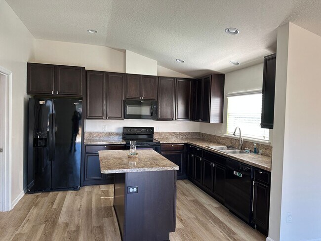 Foto del edificio - Spacious 4-Bedroom Home with Fantastic Ame...