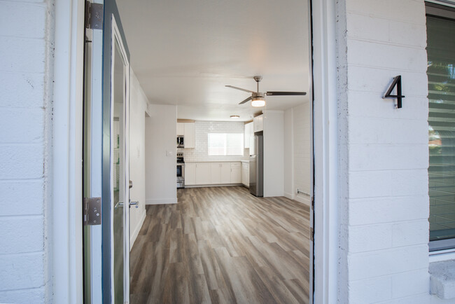 Building Photo - 2503 E Clarendon Ave