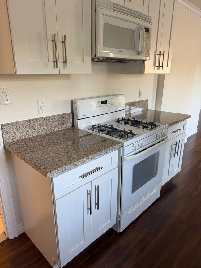 Building Photo - 641 Corwin Ave