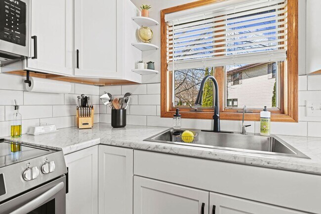 Building Photo - 1771 Alexandra Ct