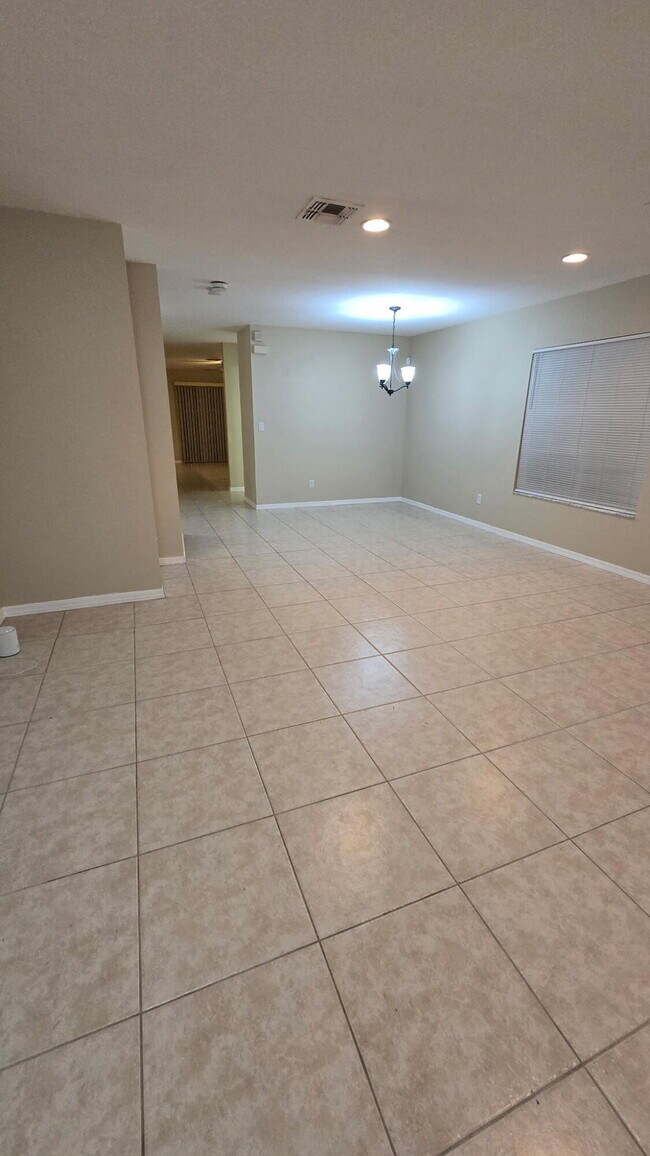 Foto del edificio - 1999 Newport Isles Blvd