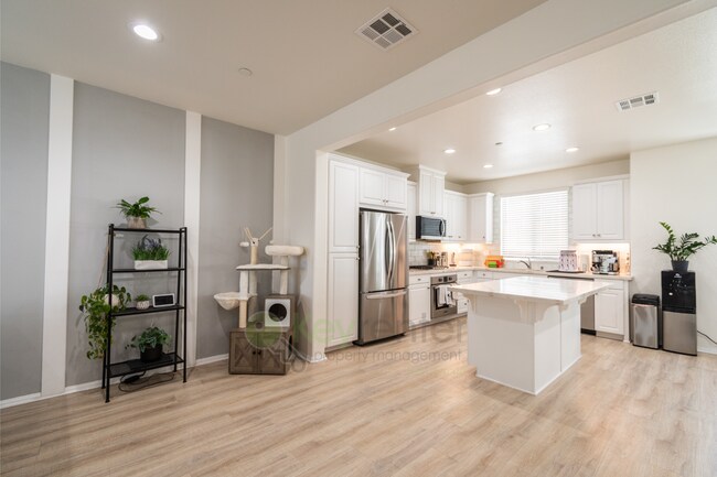 Foto del edificio - Stunning Verano at Skyline |Gated Community |HOA, Pool, Playground