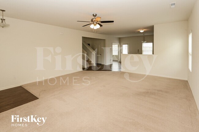 Foto del edificio - 153 Hidden Lakes Rd