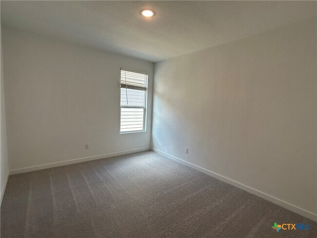 Building Photo - 728 Horsetail Ln