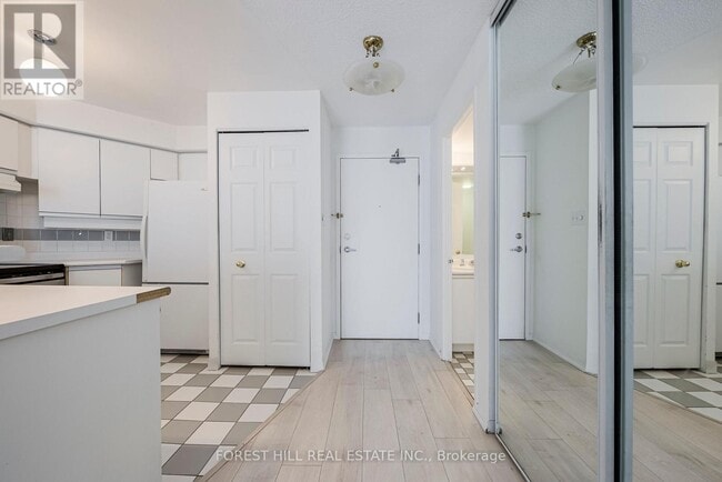 Building Photo - 801 King St W