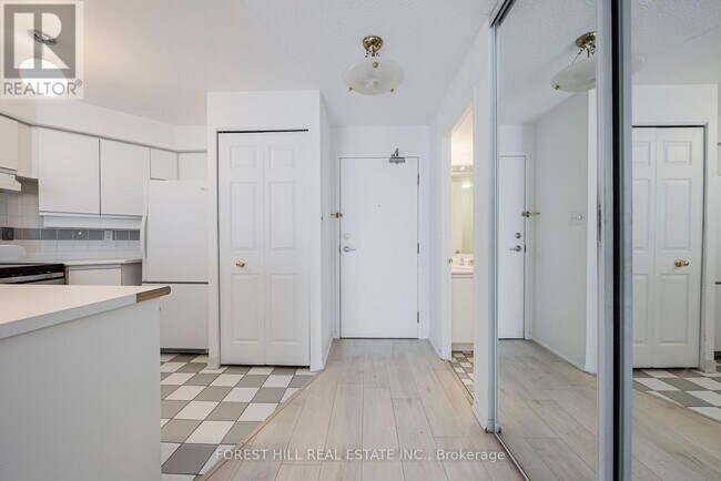 Photo du bâtiment - 801 King St W