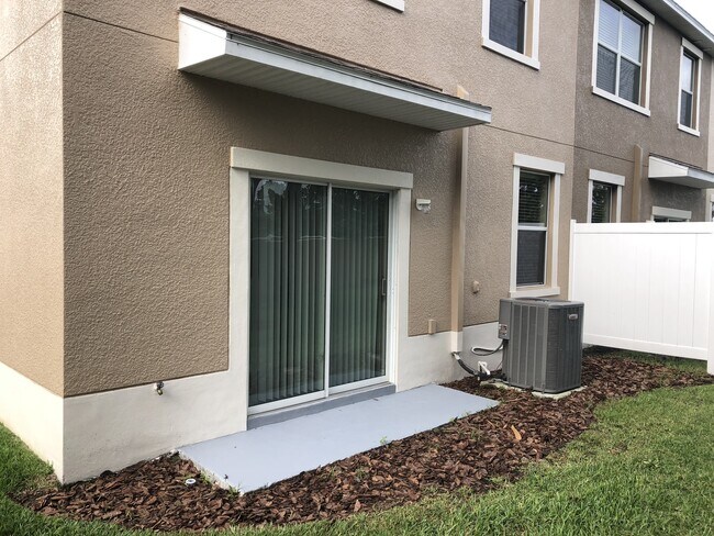 Foto del edificio - 3/2.5 End Unit Townhouse In Beautiful Lake...