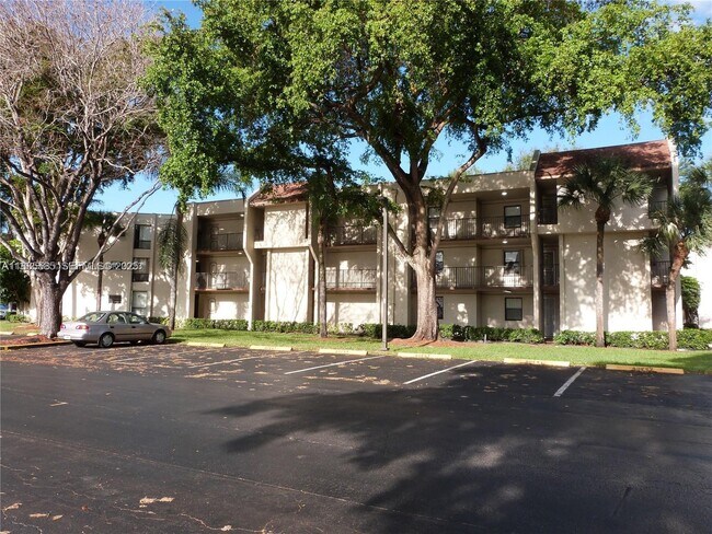 Foto del edificio - 6751 N University Dr