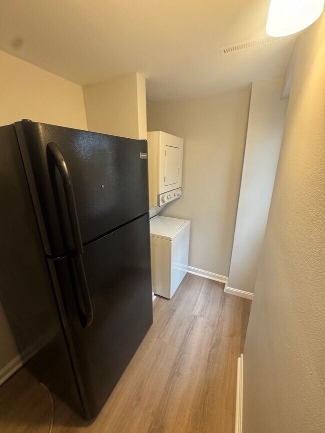 Foto del edificio - Beautifully Renovated 2 Bed / 2 Bath Rowho...