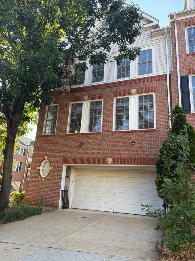 Foto del edificio - Immaculate 3 Bed 2 Full & 2 Half Bath End ...