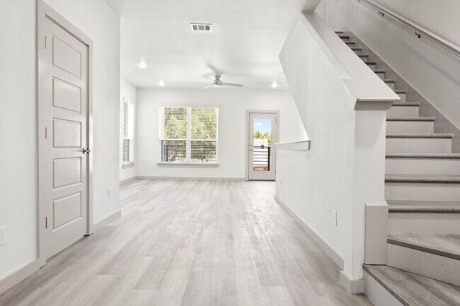 Foto del edificio - * MOVE IN SUMMER 7/31/2027 * 5 Bed 5.5 Bat...