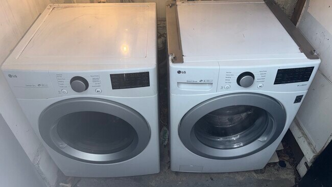 Foto del edificio - 6661 Lindenhurst Ave